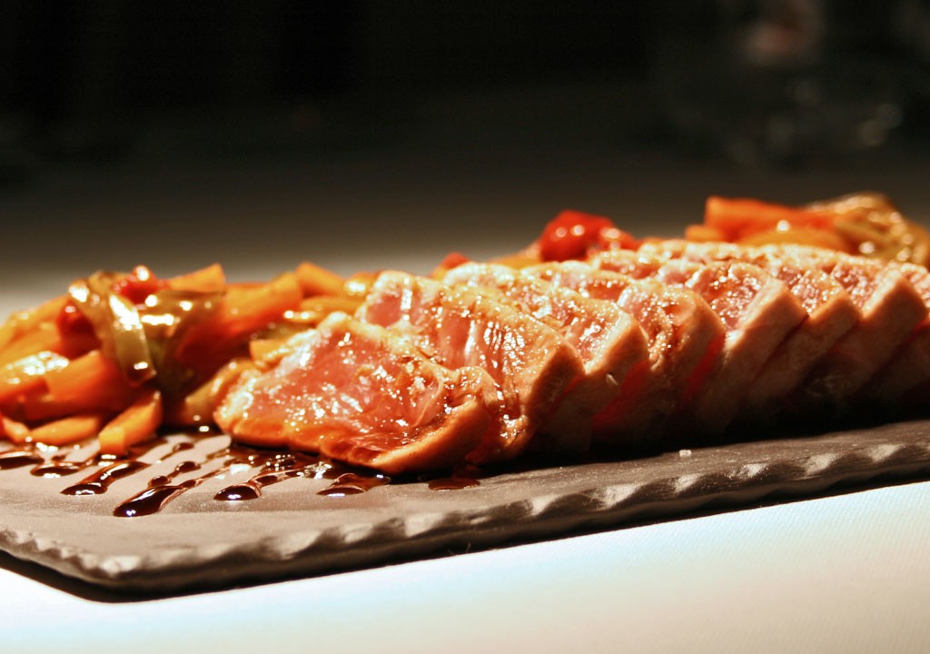 Tataki de atún rojo en Restaurante Tamarises Izarra