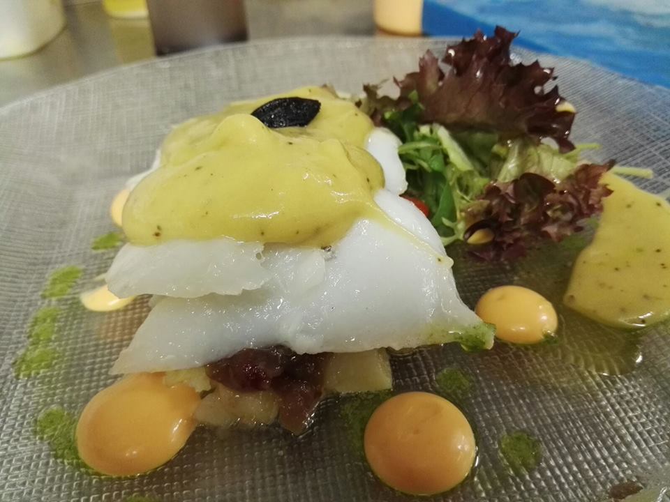 Lo mejor es que no tiene ese olor ni el sabor característicos, para algunos desagradable, del ajo crudo, todo al contrario , su textura es suave y tierna y su olor es agradable siendo su gusto parecido al de la mora confitada.